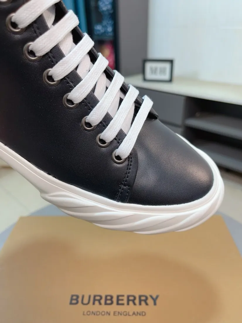 Men's shoes💰440🌹🌹"burberry" Burberry high-top original brand imported from Italy, selected cowhide with electric embroidered logo➕Genuine leather, breathable and comfortable (refuses to discolor and grind feet) Sole: non-slip rubber outsole, original quality, super comfortable Korean style shoes🏃 Men's shoe size: 38-44,